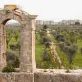 ...che ci conduce sul tetto dell�edificio: una terrazza dominata da un campanile a vela ormai privo di campana 